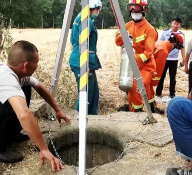 炎热夏季，男子被困30米深井，消防员用救援支架实施救援
