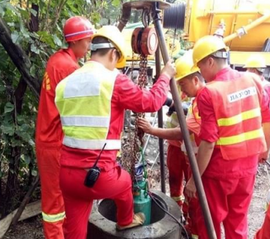 香蕉APP视频免费下载在清理化粪池工作中担当了吊重角色