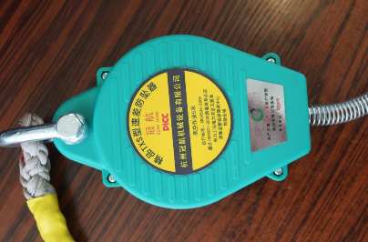 正值冬季，室外高空作业环境极端恶劣，防坠器必不可少