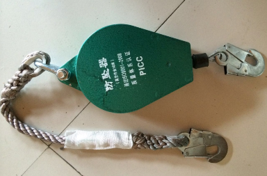 高空作业惊险一幕，十二楼无防具擦外窗玻璃